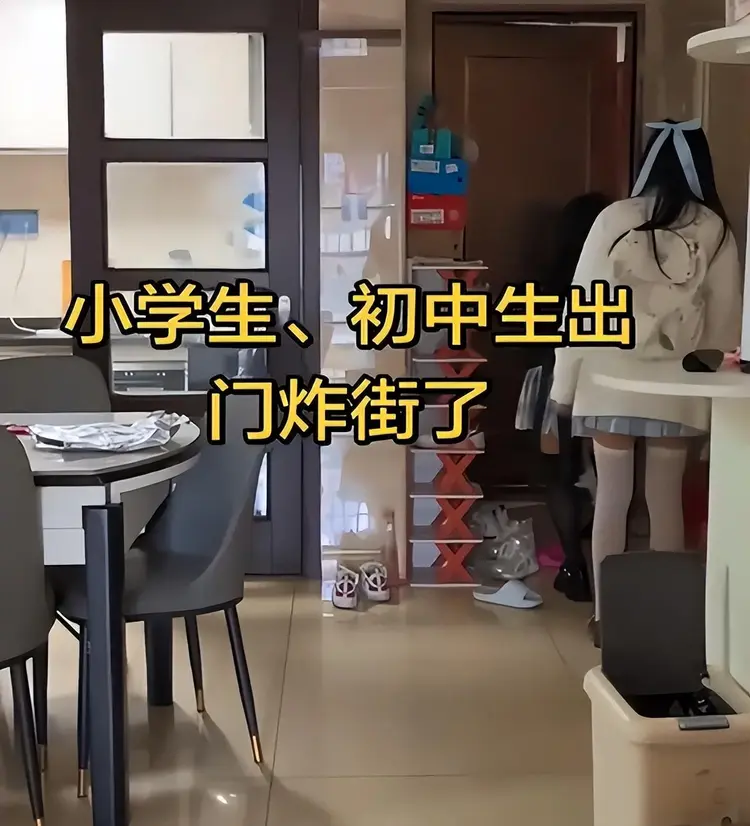 爱游戏体育官方网站-“我女儿敢这样，腿给砸断”，宝妈晒2个女儿出门，装束让人怒了